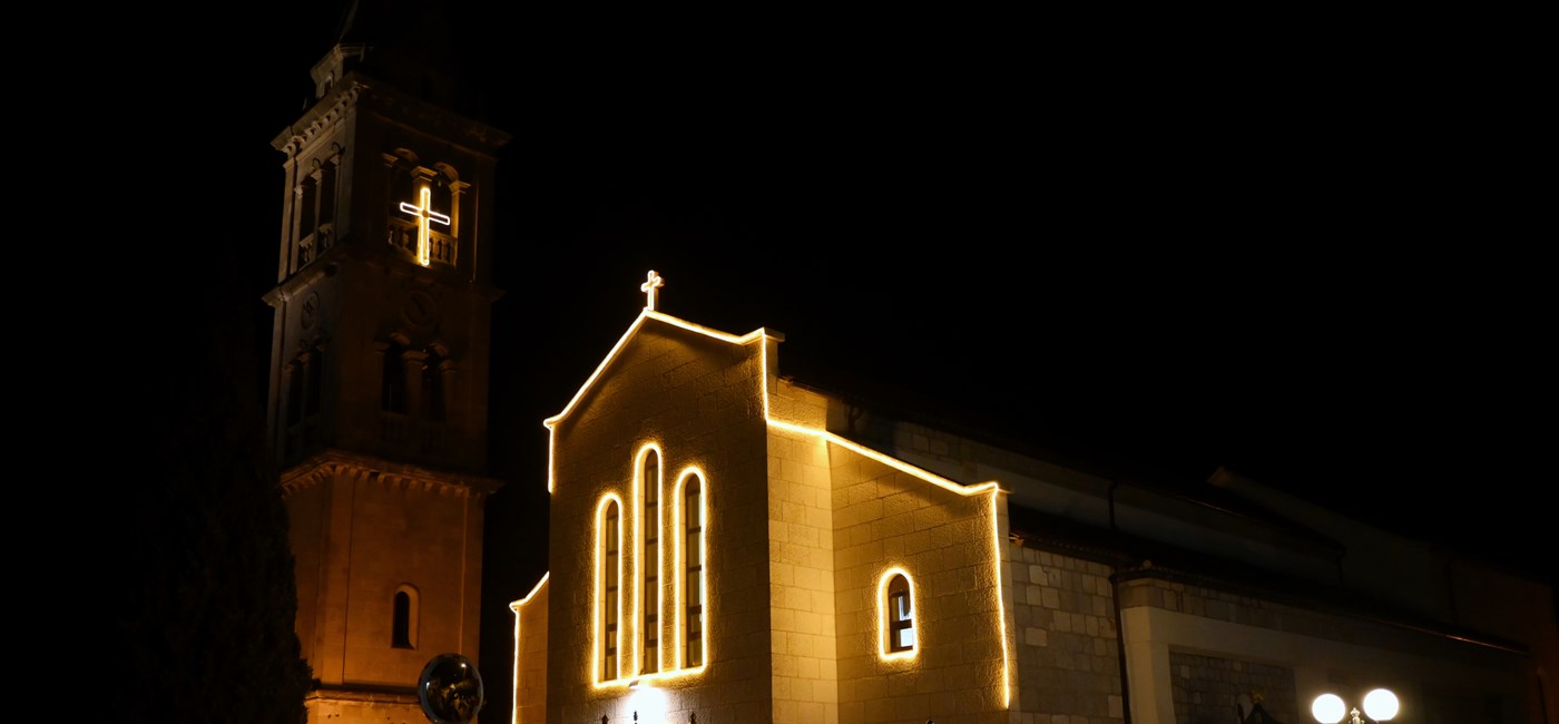 Procesija Za Križen je prekrasna pučka tradicija, duboko ukorijenjena u svakoj hvarskoj obitelji